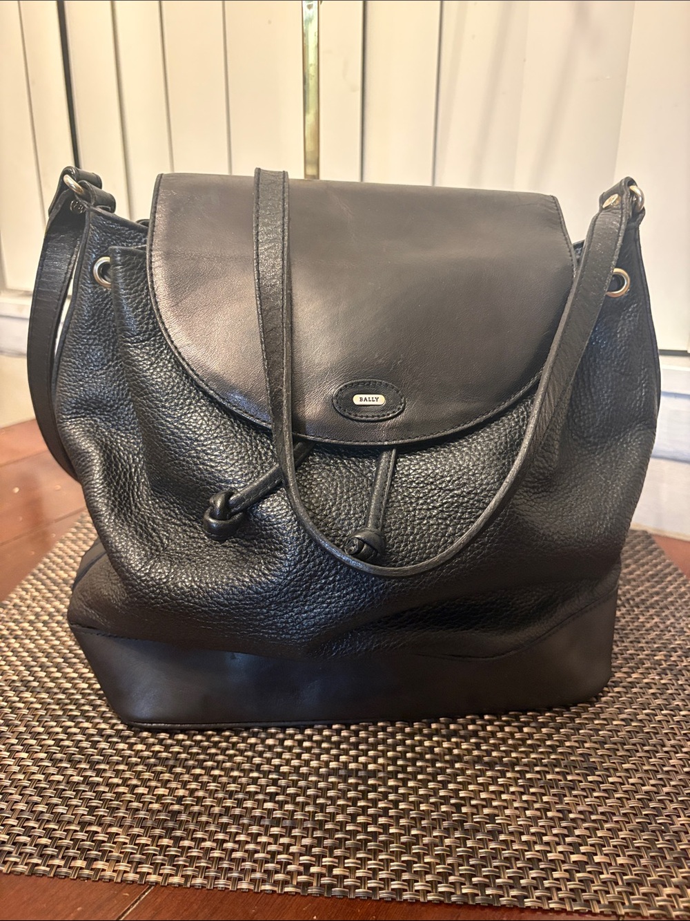 Bally made in Italy Black Leather Drawstring Shoulder/Crossbody Bag w adj strap